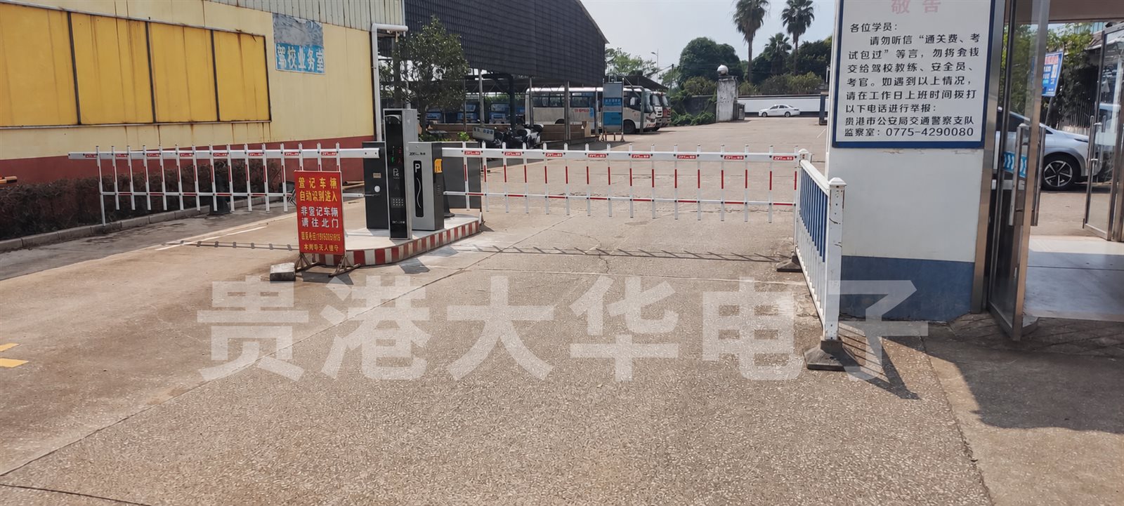 由场内回看入口，呈现道闸与既有道路的衔接。